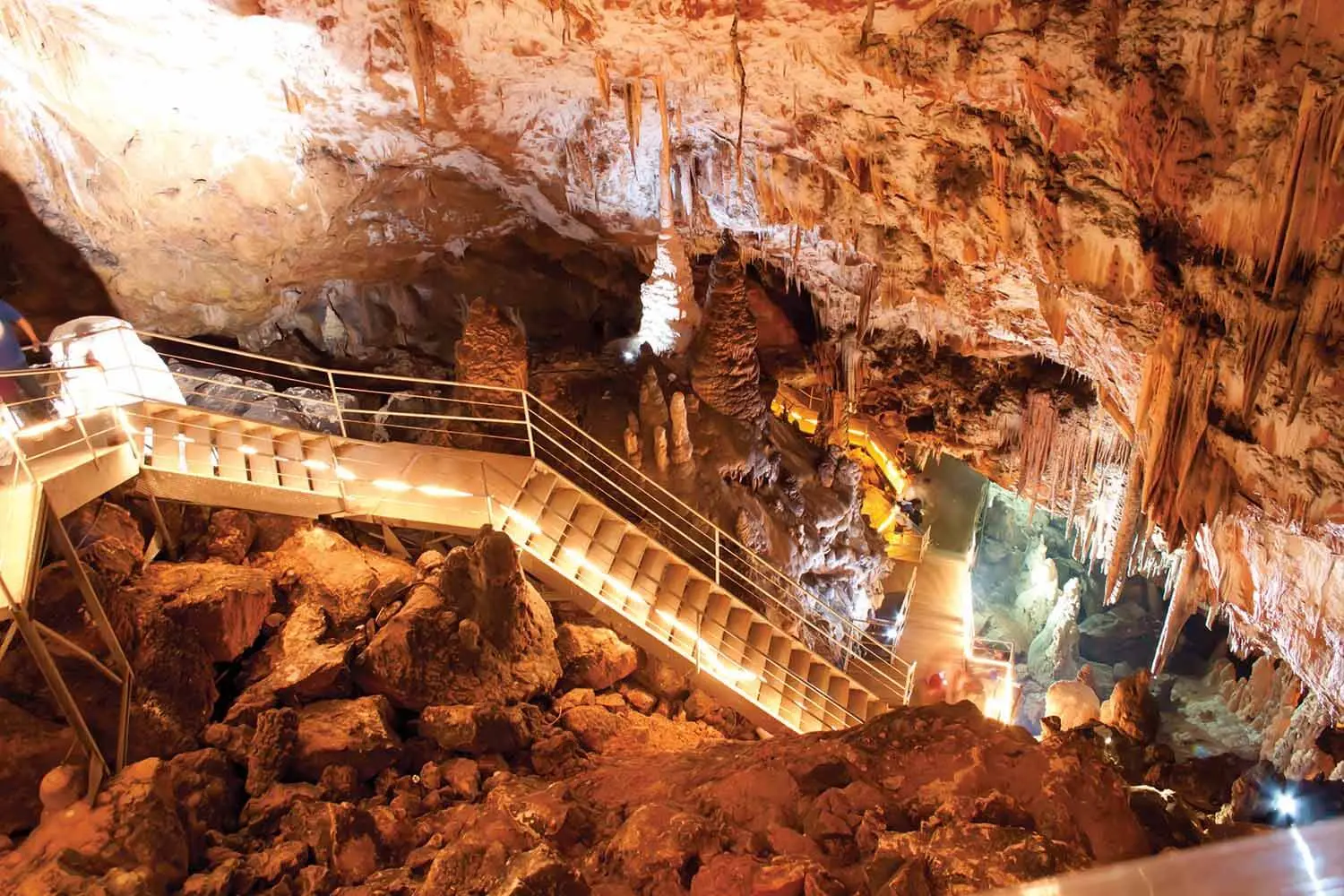 Bursa’nın önemli ilçelerinden İnegöl, doğal güzelliklerinin yanı sıra tarihî yapılarıyla