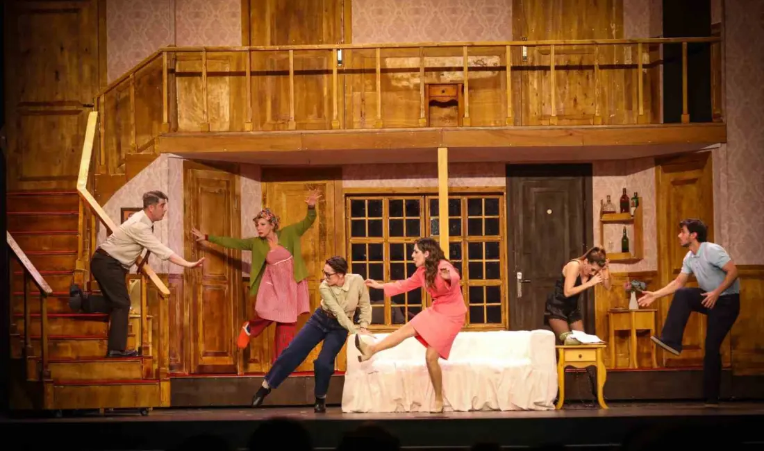 Bursa Büyükşehir Belediyesi Şehir Tiyatrosu, Michael Frayn’ın kaleme aldığı ve