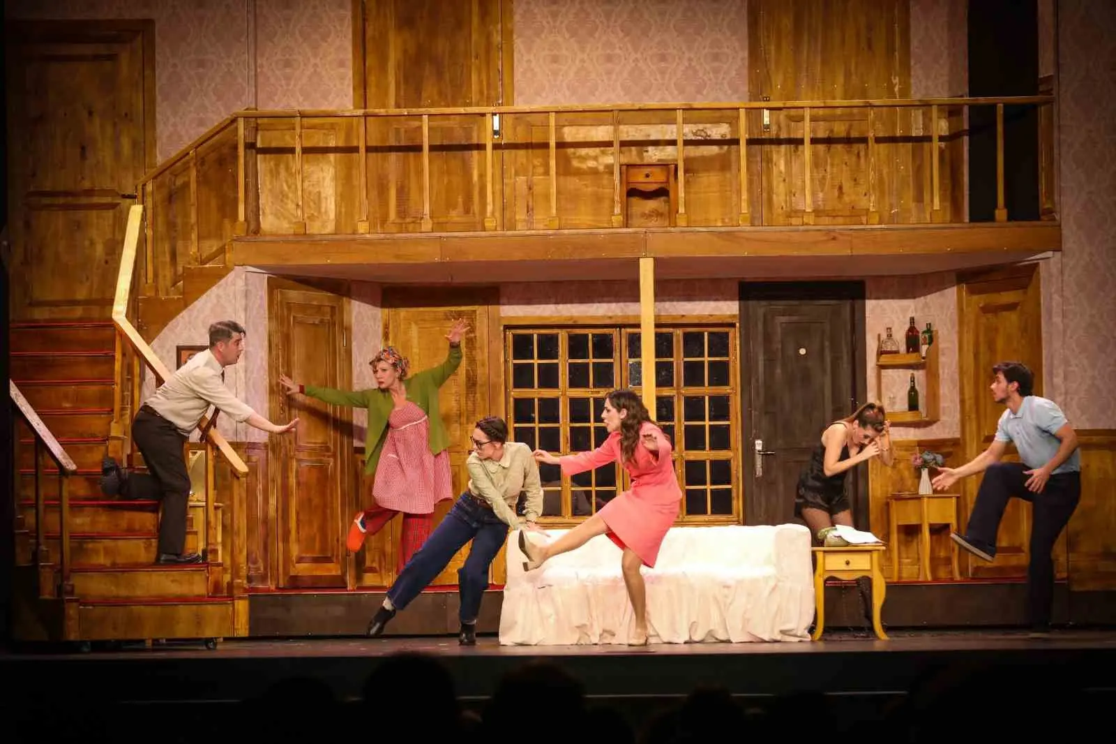 Bursa Büyükşehir Belediyesi Şehir Tiyatrosu, Michael Frayn’ın kaleme aldığı ve