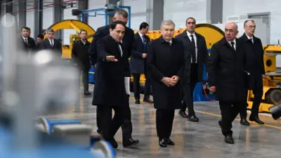 Özbekistan Cumhurbaşkanı Şevket Mirziyoyev, elektrik elektronik endüstrisi teknoparkındaki işletmelerin faaliyetlerini