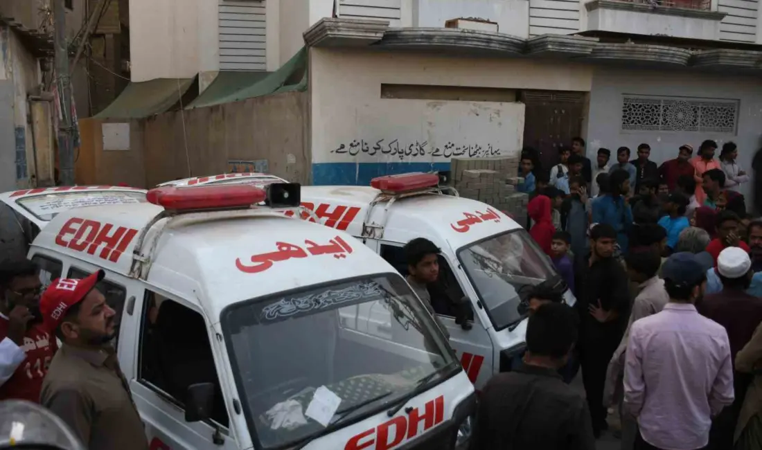 Pakistan’ın Karaçi kentinde üç katlı bir binada meydana gelen tüp