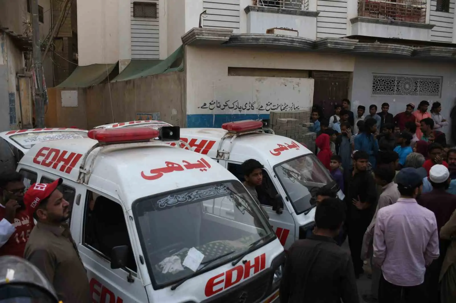 Pakistan’ın Karaçi kentinde üç katlı bir binada meydana gelen tüp