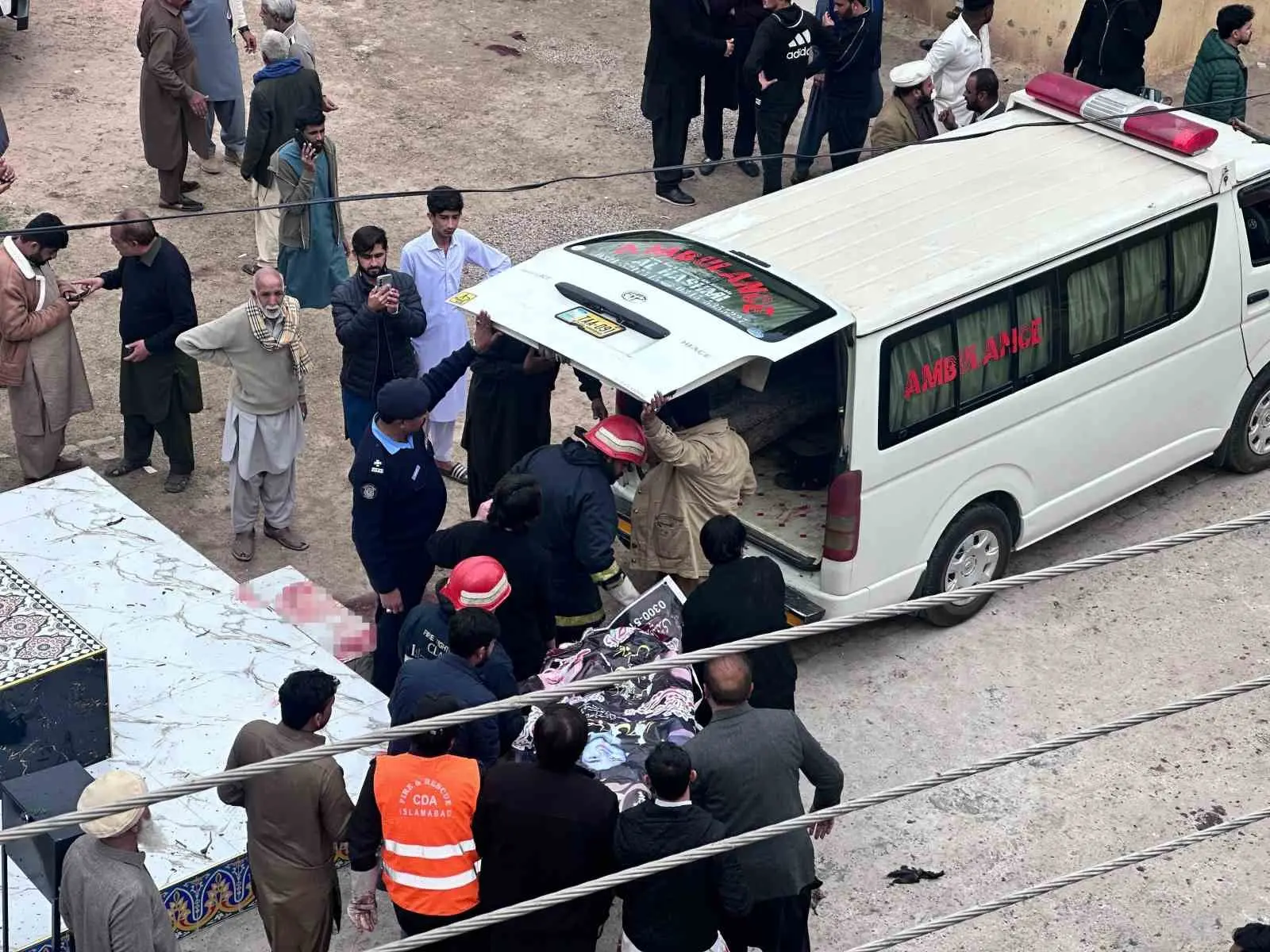 Pakistan’ın başkenti İslamabad’da bir camide cuma namazı sırasında düzenlenen bombalı