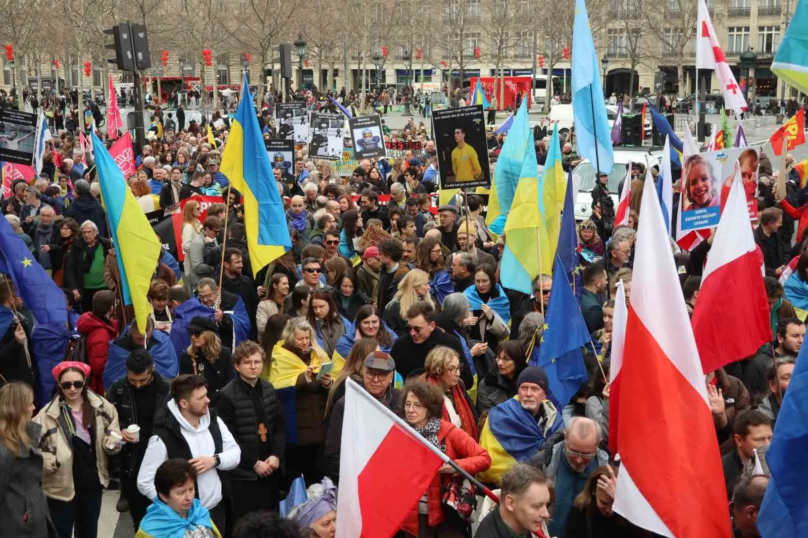 Fransa’daki Ukraynalılar Birliği tarafından başkent Paris’te düzenlenen yürüyüşte yaklaşık 250