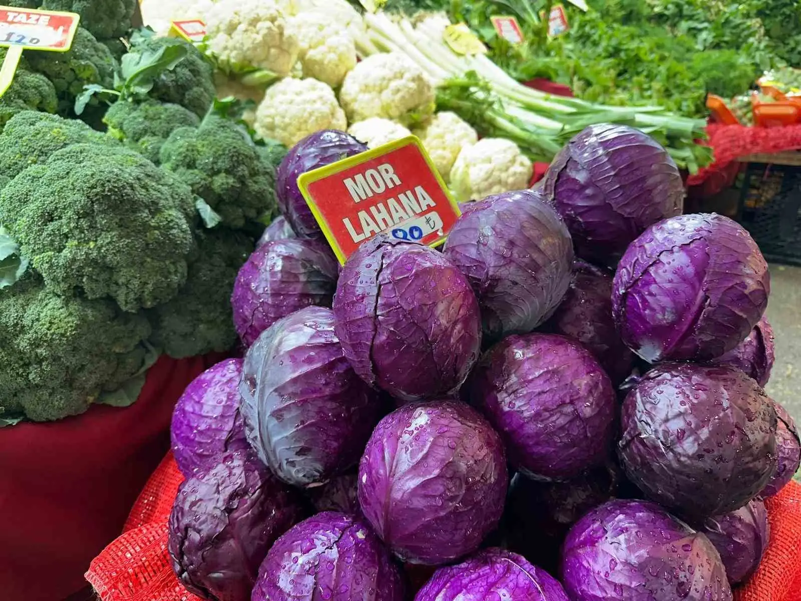 Bursa’da pazarlarda tanesi 80 liradan satılan karalahanayı (mor lahana) tüccarlar