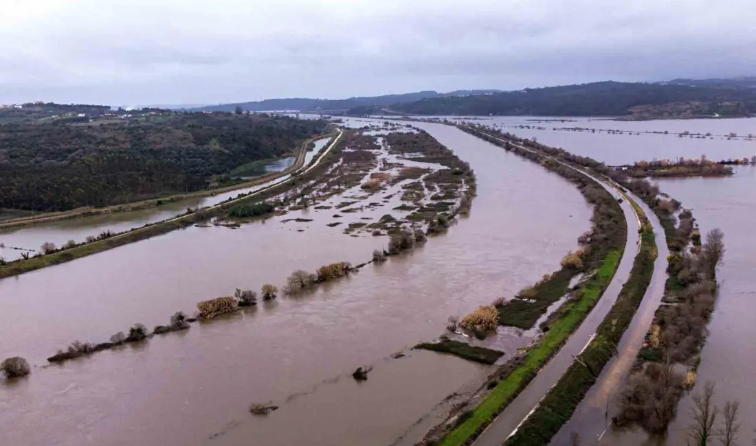 Portekiz’de Leonardo Fırtınası’nın yol açtığı su baskınında aracı sel suyuna