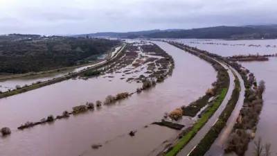 Portekiz’de Leonardo Fırtınası’nın yol açtığı su baskınında aracı sel suyuna