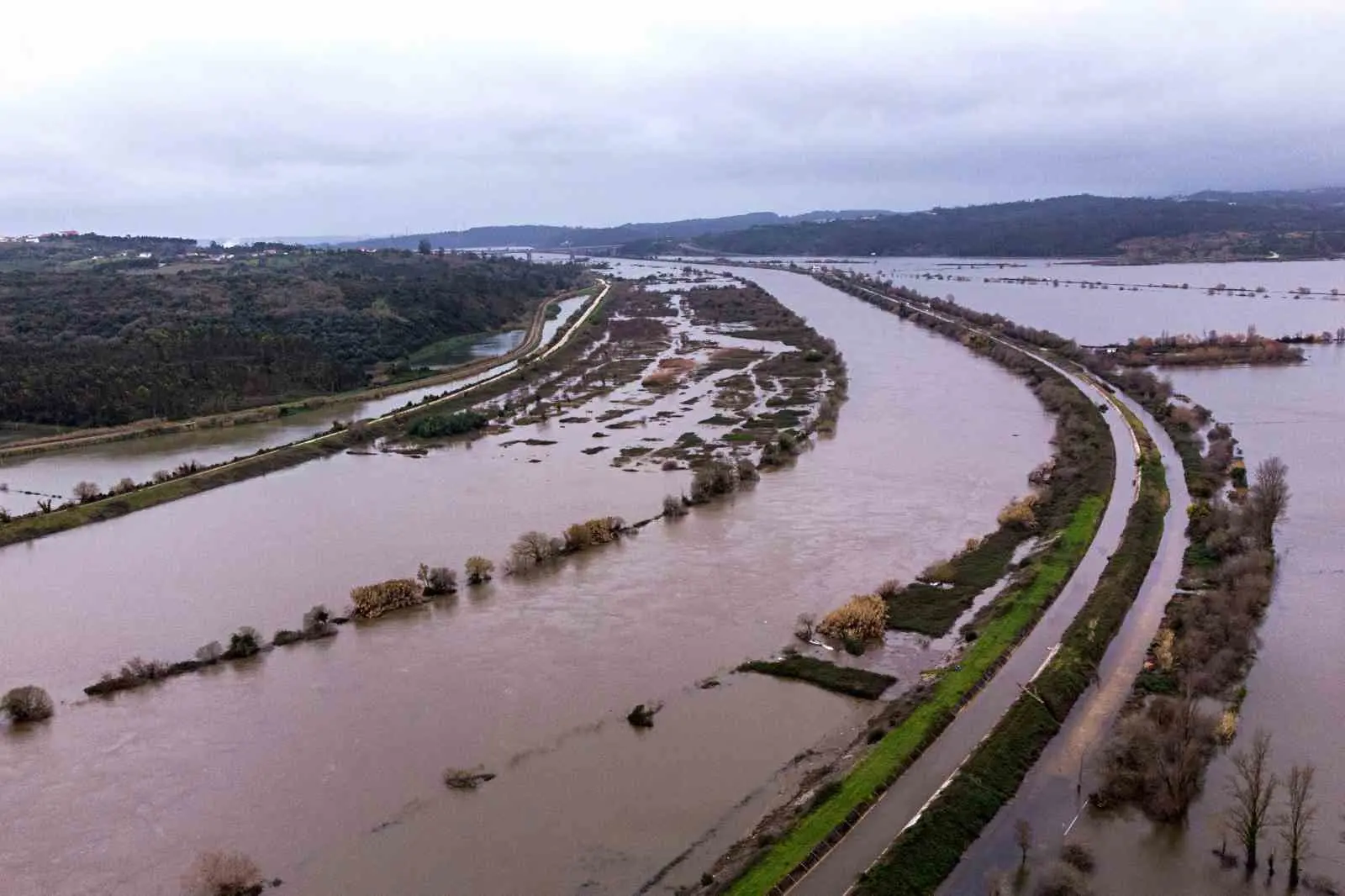 Portekiz’de Leonardo Fırtınası’nın yol açtığı su baskınında aracı sel suyuna