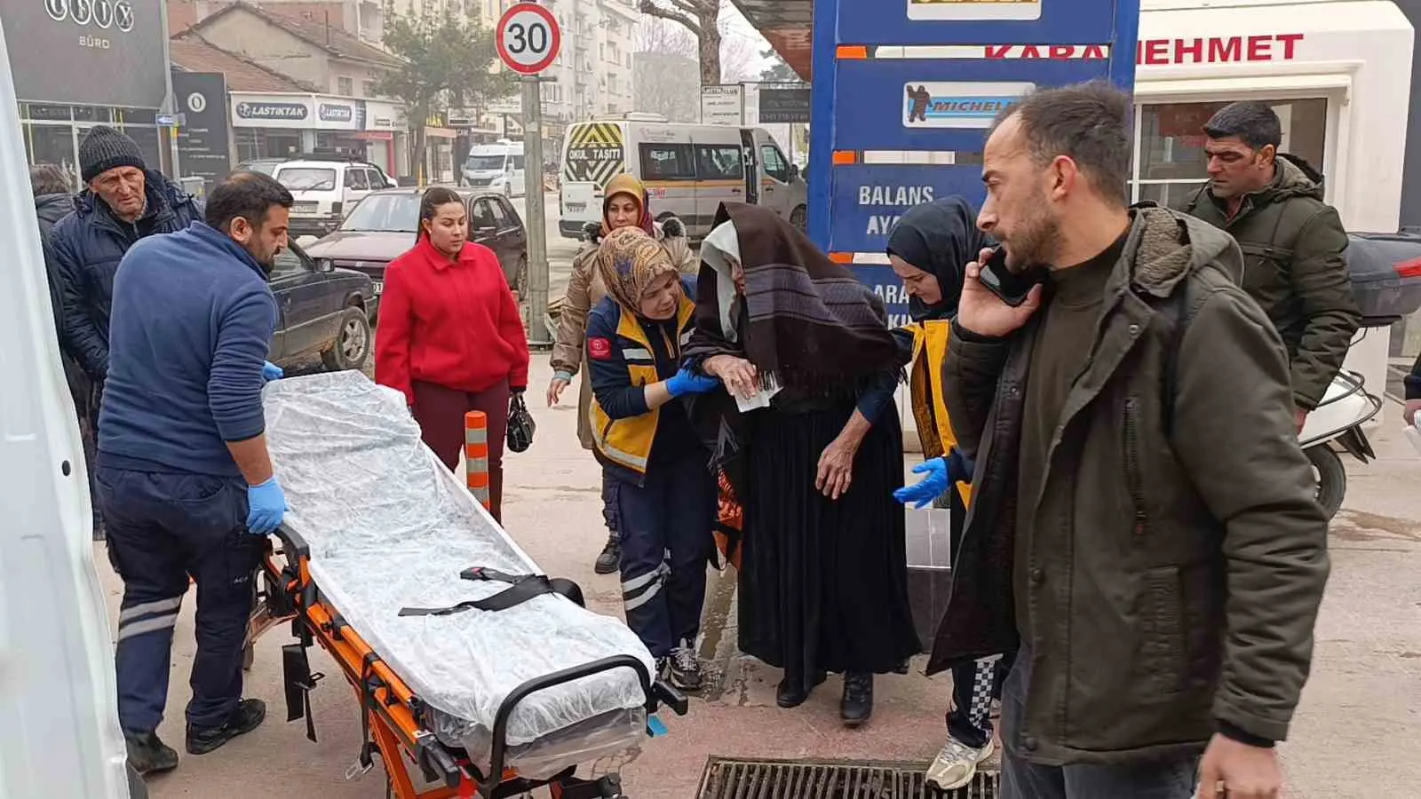 Bursa’nın İnegöl ilçesinde PTT Kargo minibüsünün çarptığı yaşlı kadın yaralandı.