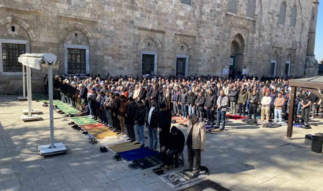 Ramazan ayının ilk cuma namazında Bursa’da camiler dolup taştı. Başta
