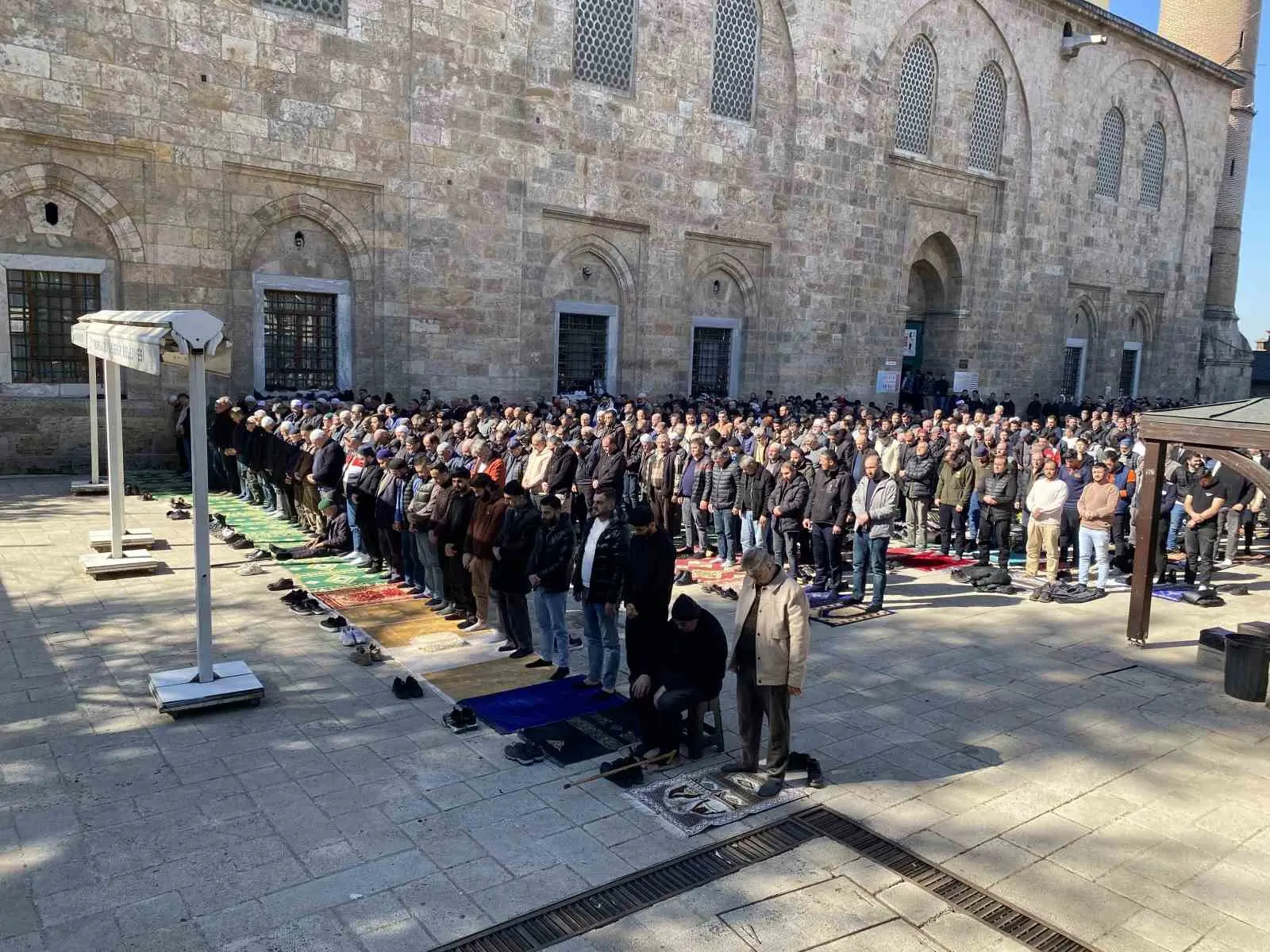 Ramazan ayının ilk cuma namazında Bursa’da camiler dolup taştı. Başta