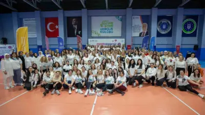 Bursa Büyükşehir Belediyesi tarafından düzenlenen zumba egzersiz etkinliklerine katılan kadınlar,