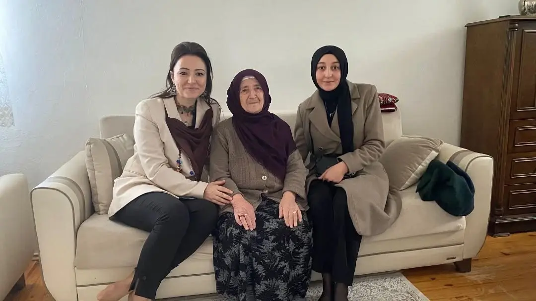 AK Parti Bayburt İl Kadın Kolları Başkanlığı’ndan şehit annesine ziyaret.
