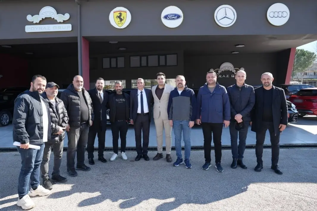 Şehzadeler Belediye Başkanı Hakan Şimşek, Galericiler Sitesi esnafıyla bir araya