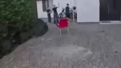 Bursa’nın Nilüfer ilçesinde bir kurye, sipariş teslimi için girdiği sitede