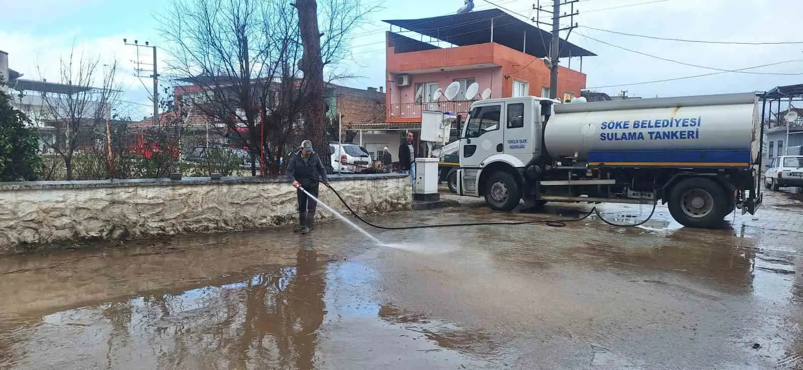 Söke’de etkili olan sağanak yağışlarda Söke Belediyesi ekipleri teyakkuz halinde
