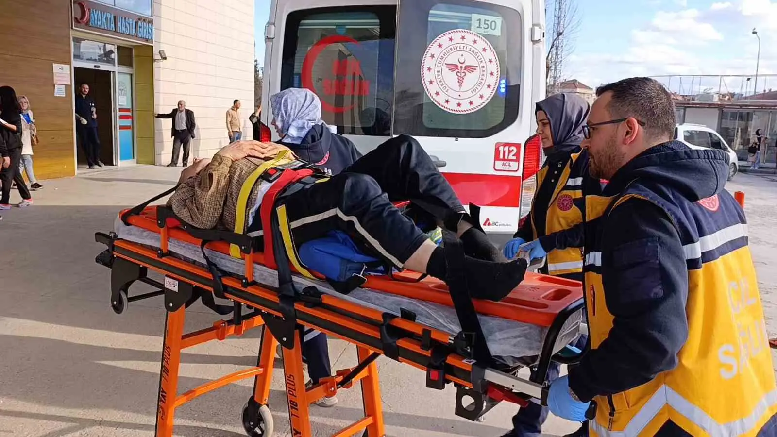 Bursa’nın İnegöl ilçesinde tamir ettiği traktörünün altında kalan şoför ağır