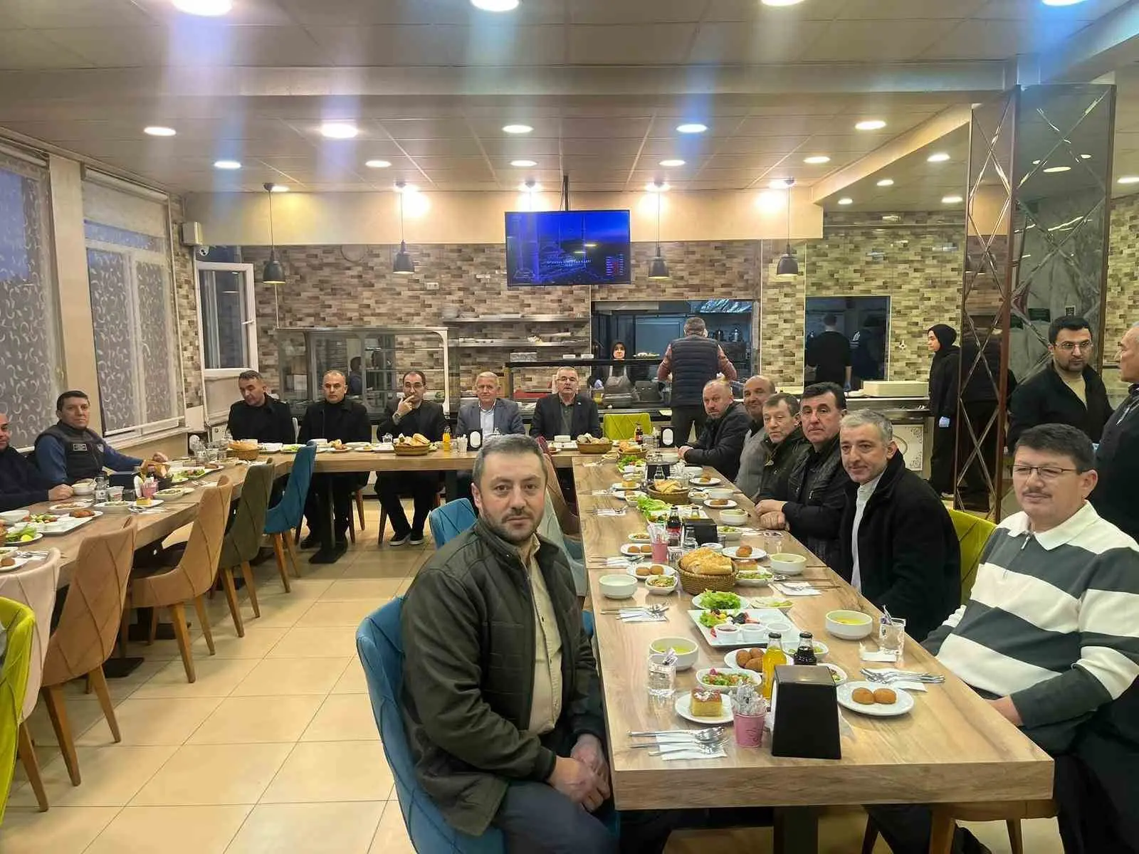 Kütahya’nın Tavşanlı ilçesinde protokol üyeleri ile Dereboyu mevkii muhtarları iftar