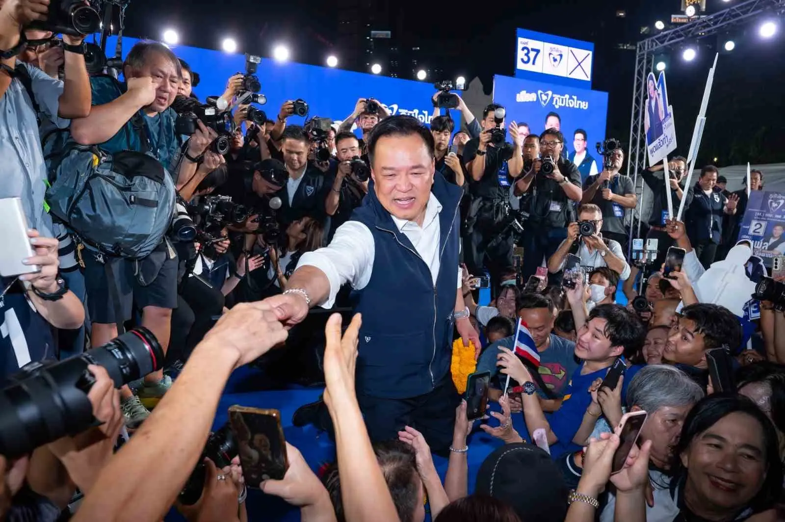 Tayland’da bugün gerçekleşen genel seçimlerde mevcut geçici Başbakan Anutin Charnvirakul’un