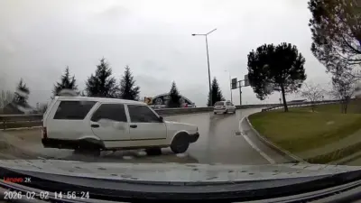 Cezaevine gitmek üzere yola çıkan bir avukat, yağmur nedeniyle kayganlaşan