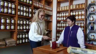 Özel bir davet üzerine Kars’a gelen ünlü sanatçı Tuğba Özay,