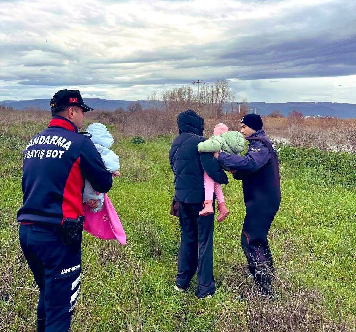 Bursa’da Uluabat Gölü’nde mahsur kalan 1 kadın ve 2 çocuk