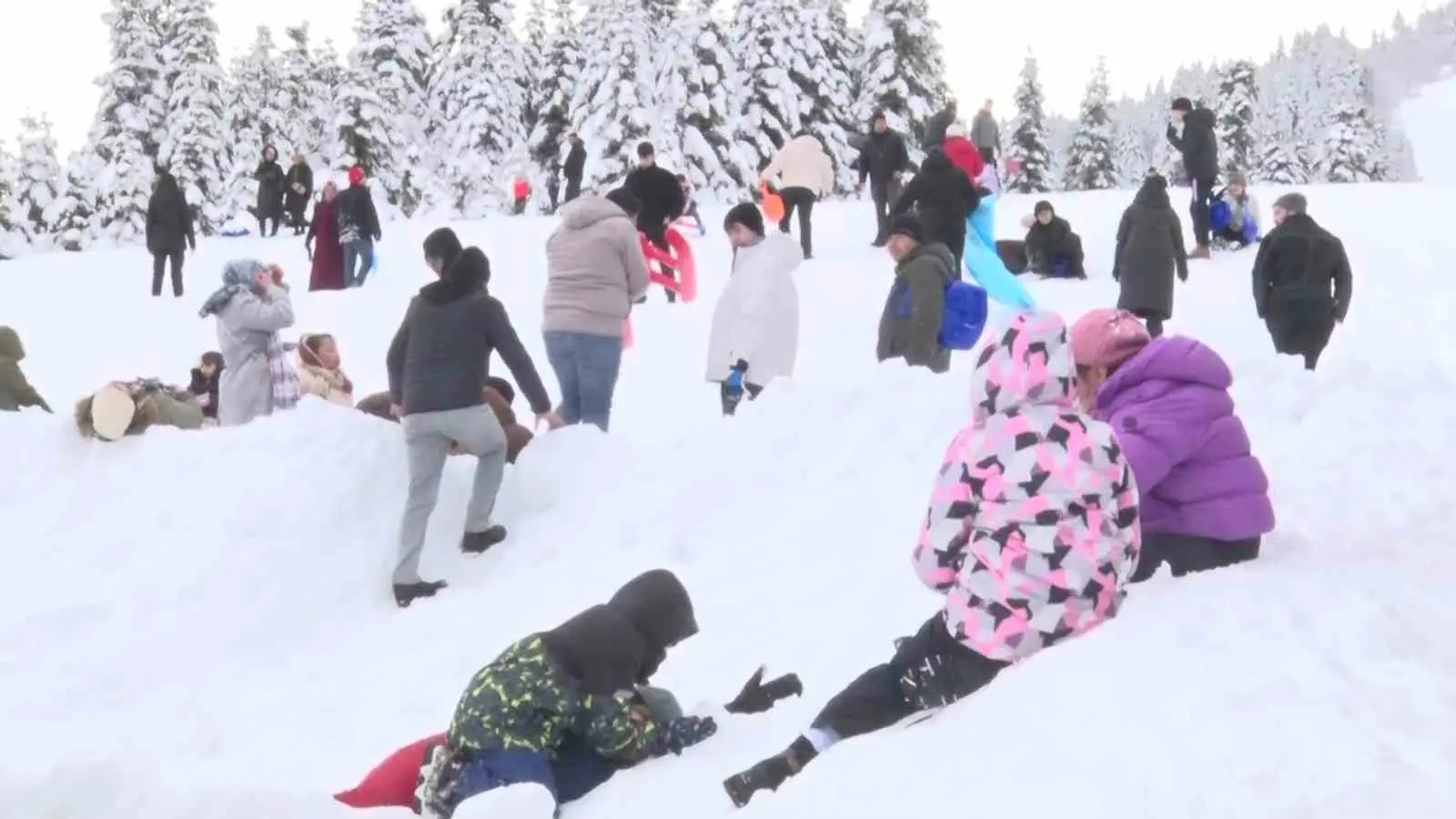 Kış turizminin önemli merkezlerinden olan Uludağ, yüzde 100 dolulukla hizmet