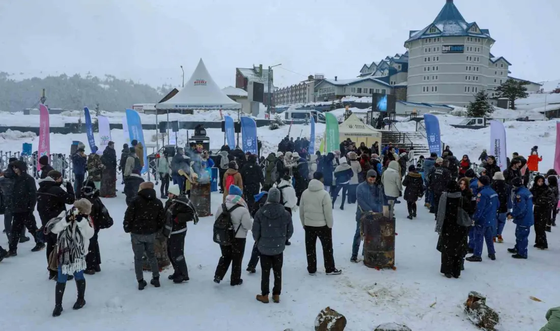 Bursa Büyükşehir Belediyesi tarafından düzenlenen ‘Uludağ Gençlik Buluşması’na katılan üniversiteliler,
