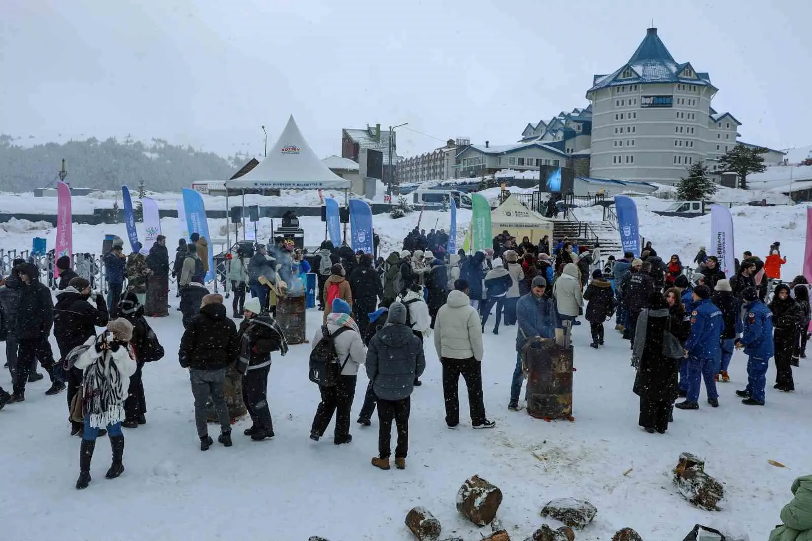 Bursa Büyükşehir Belediyesi tarafından düzenlenen ‘Uludağ Gençlik Buluşması’na katılan üniversiteliler,