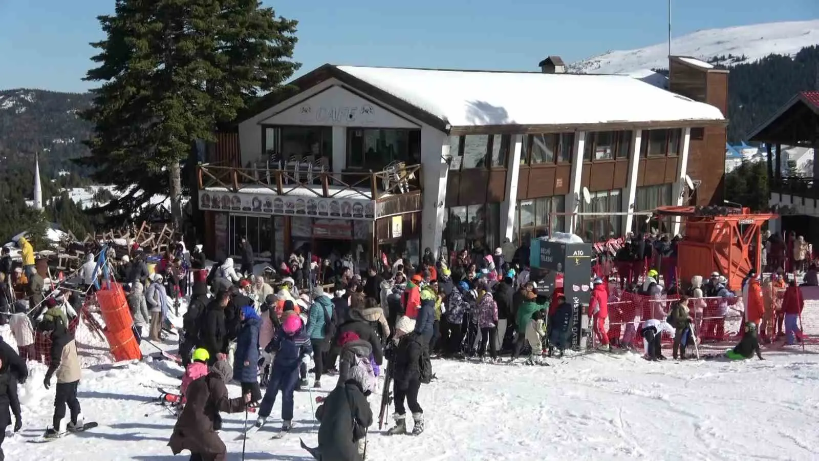 Türkiye’nin önemli kış turizmi merkezlerinden Uludağ’da güneşli havanın etkisiyle yoğunluk