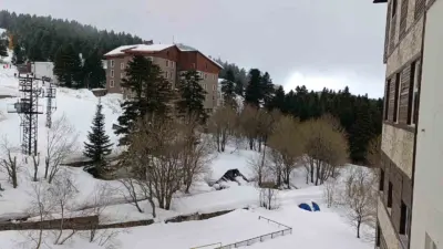 Türkiye’nin önemli kış turizm merkezlerinden Uludağ’da kar yağışı hız kesmeden