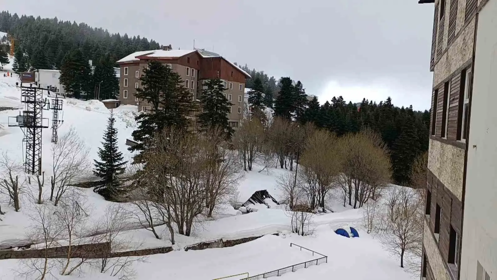 Türkiye’nin önemli kış turizm merkezlerinden Uludağ’da kar yağışı hız kesmeden
