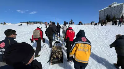 Kış turizminin gözde merkezlerinden Uludağ’da kızakla kayan bir tatilci kontrolünü