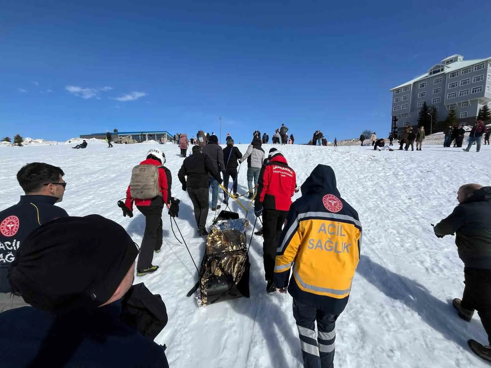 Kış turizminin gözde merkezlerinden Uludağ’da kızakla kayan bir tatilci kontrolünü