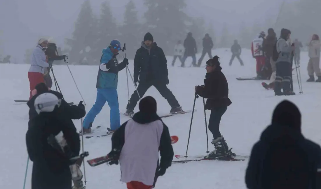 Kış mevsiminin kalbi Uludağ’da kar kalınlığı 120 santimetreyi bulurken, sömestr