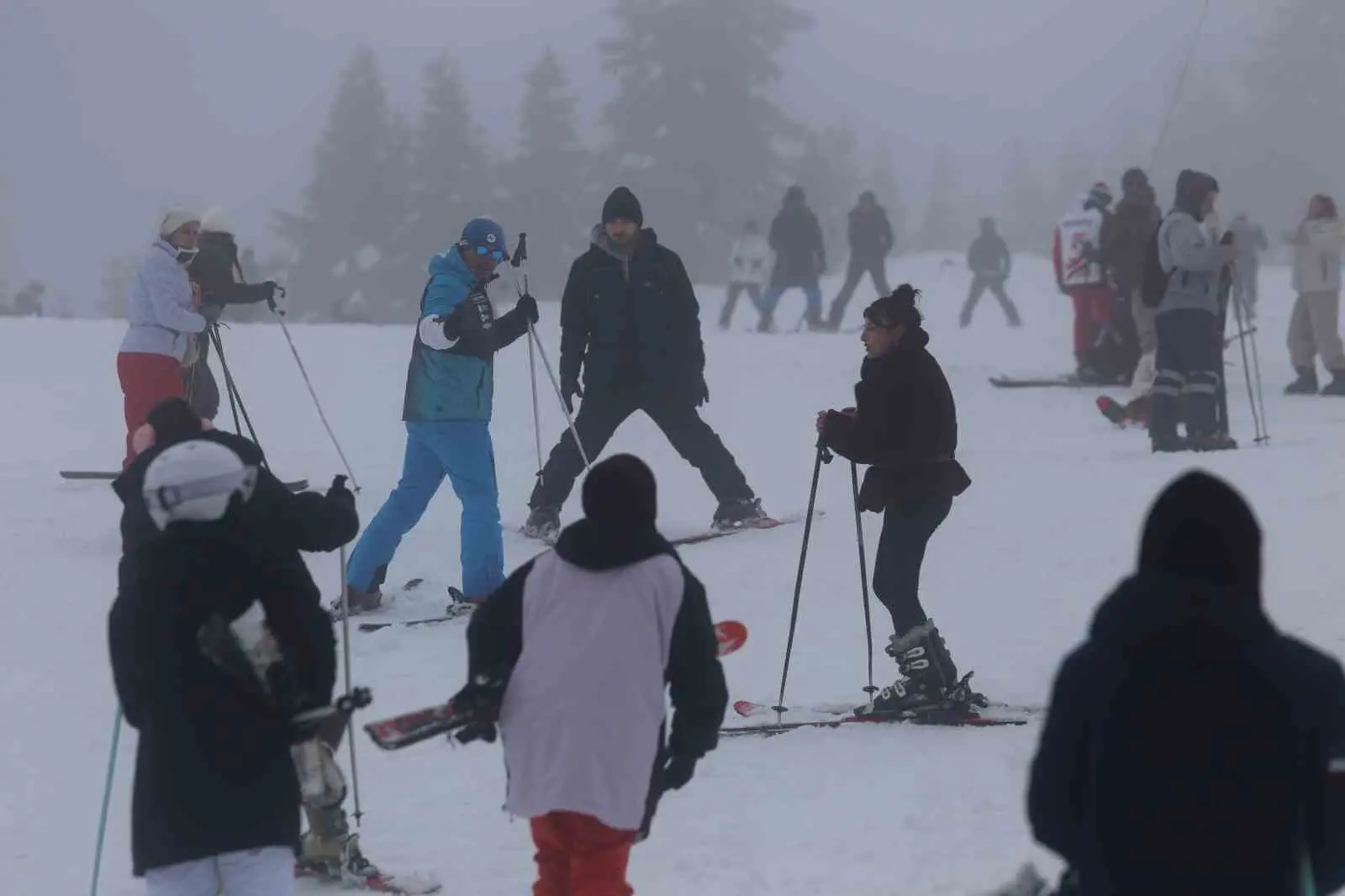 Kış mevsiminin kalbi Uludağ’da kar kalınlığı 120 santimetreyi bulurken, sömestr