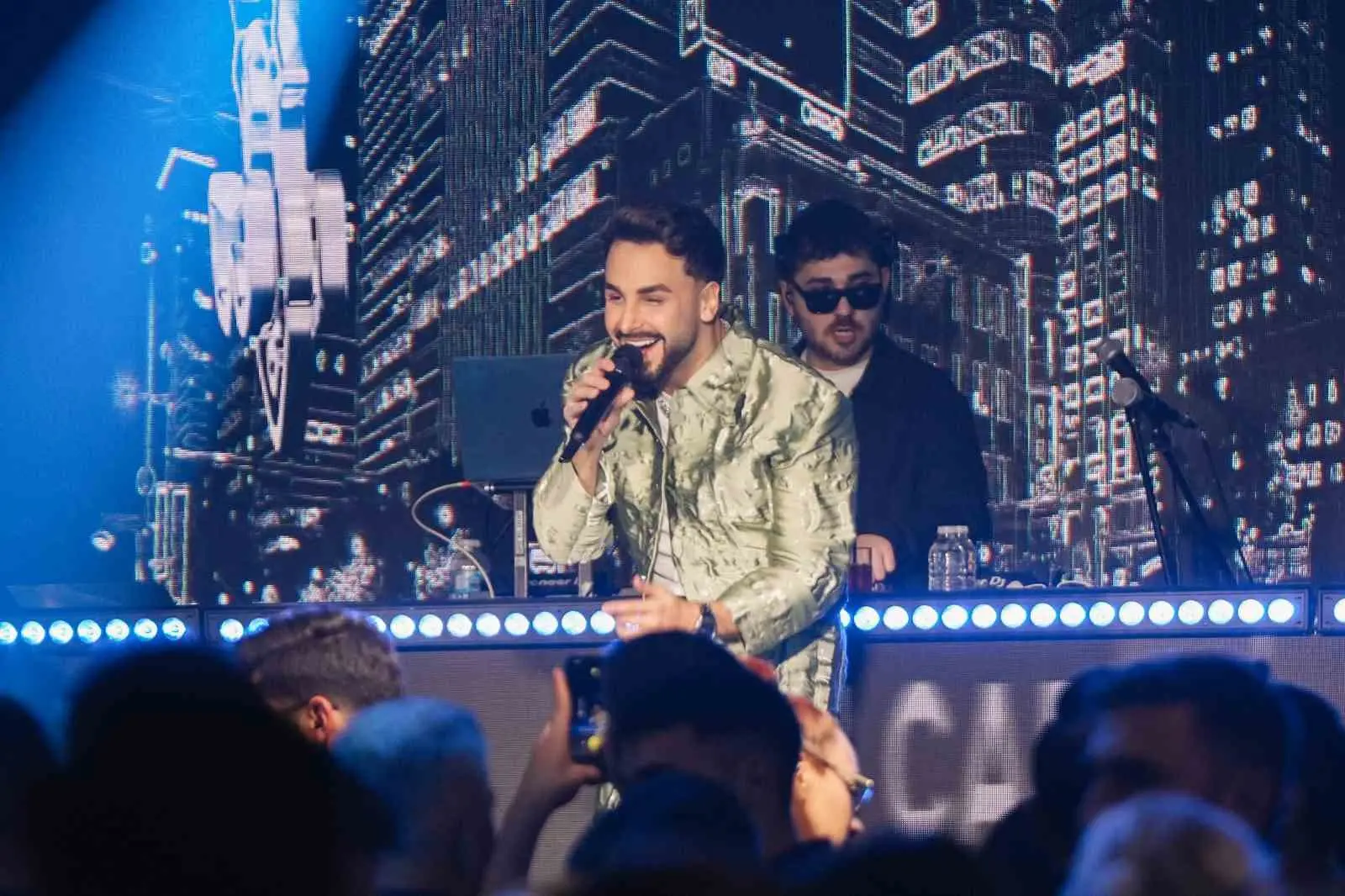 Uludağ’da Sefo çılgınlığı yaşandı. Kış festivalinde sahne alan ünlü sanatçı