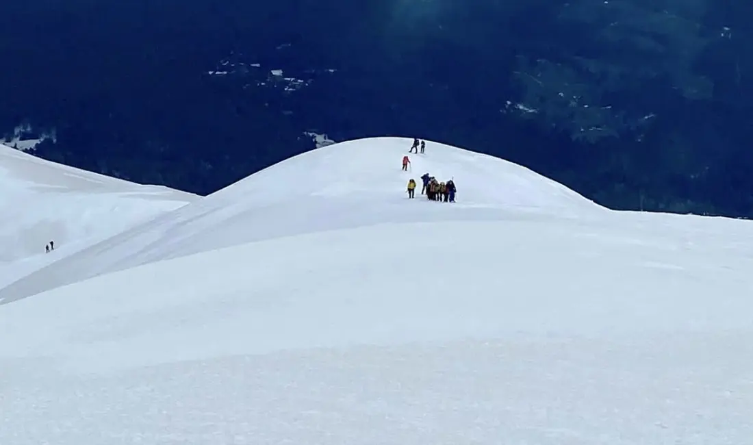 Uludağ’ın zirvesi olan 2 bin 543 metrelik yüksekliğe tırmanan dağcılar,