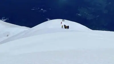 Uludağ’ın zirvesi olan 2 bin 543 metrelik yüksekliğe tırmanan dağcılar,