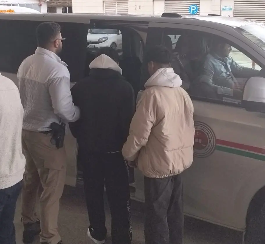 Bursa’nın İnegöl ilçesinde Narkotik Büro Amirliği ekipleri 2 uyuşturucu tacirini