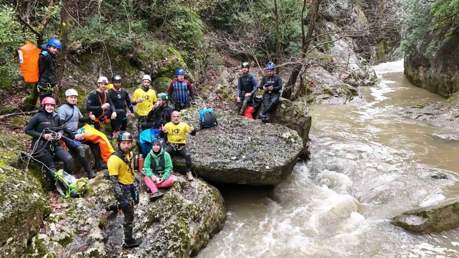 Bursa’nın Orhangazi ilçesinde bulunan Sölöz Kanyonu’nda doğa yürüyüşüne çıkan ekip,