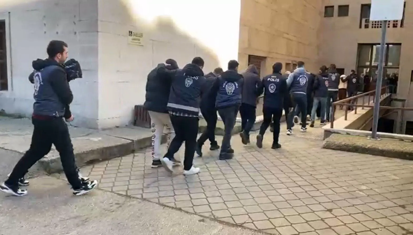 Bursa’da yasa dışı bahis sitelerini yönettikleri ve vatandaşları mağdur ettikleri