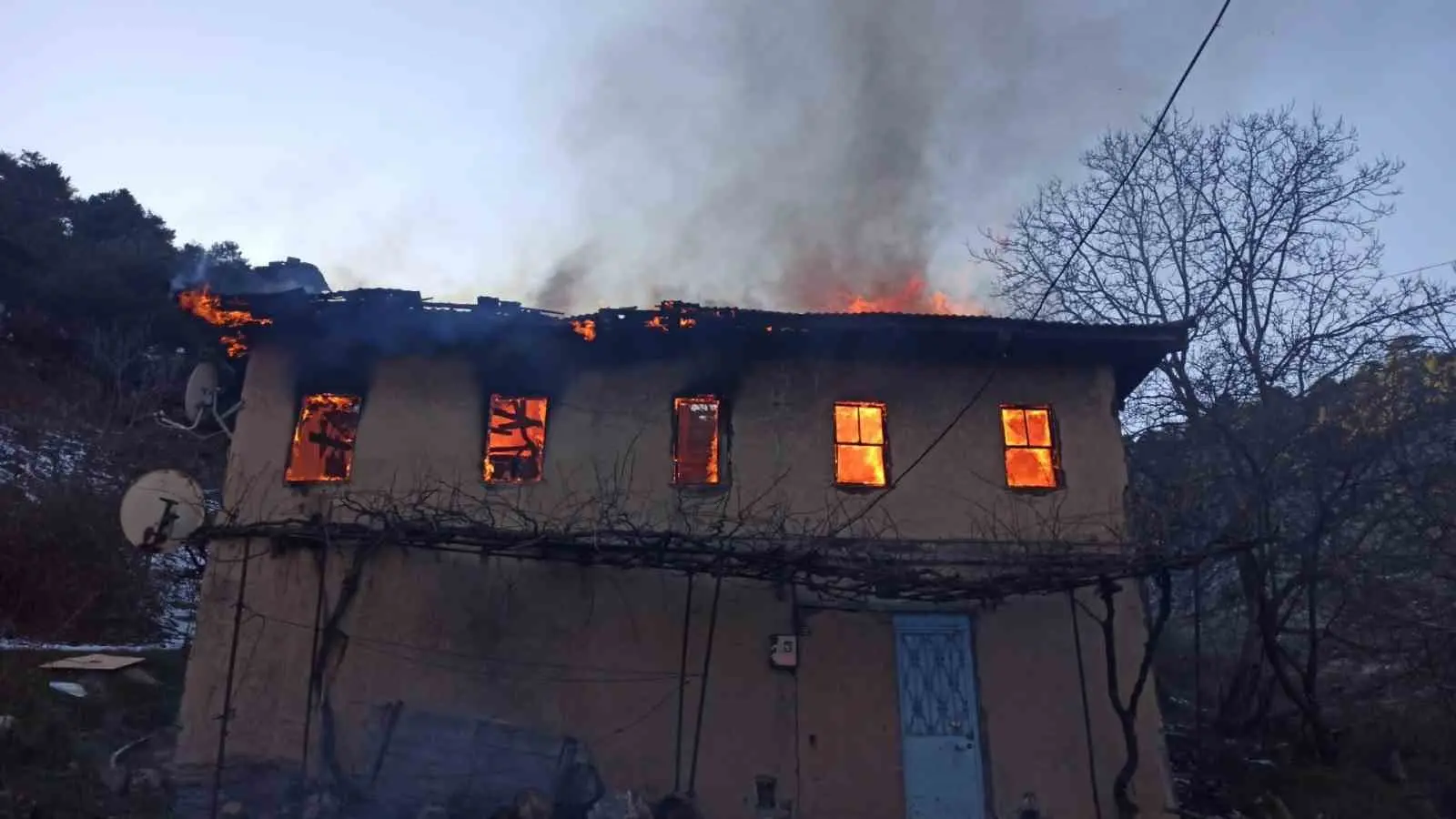 Bursa’nın Gürsu ilçesinde bir evde çıkan yangında 83 yaşındaki kadın