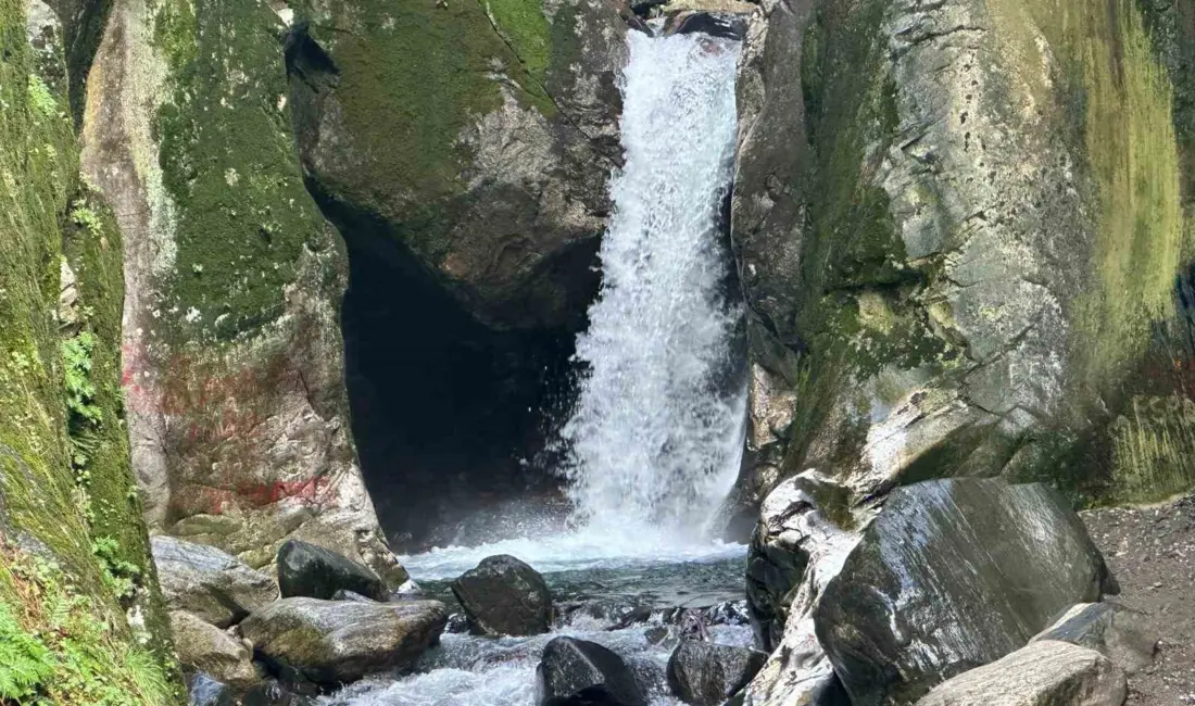 Bursa’nın kayalıklar arasına gizlenmiş doğa harikası Saitabat Şelalesi, bu yıl