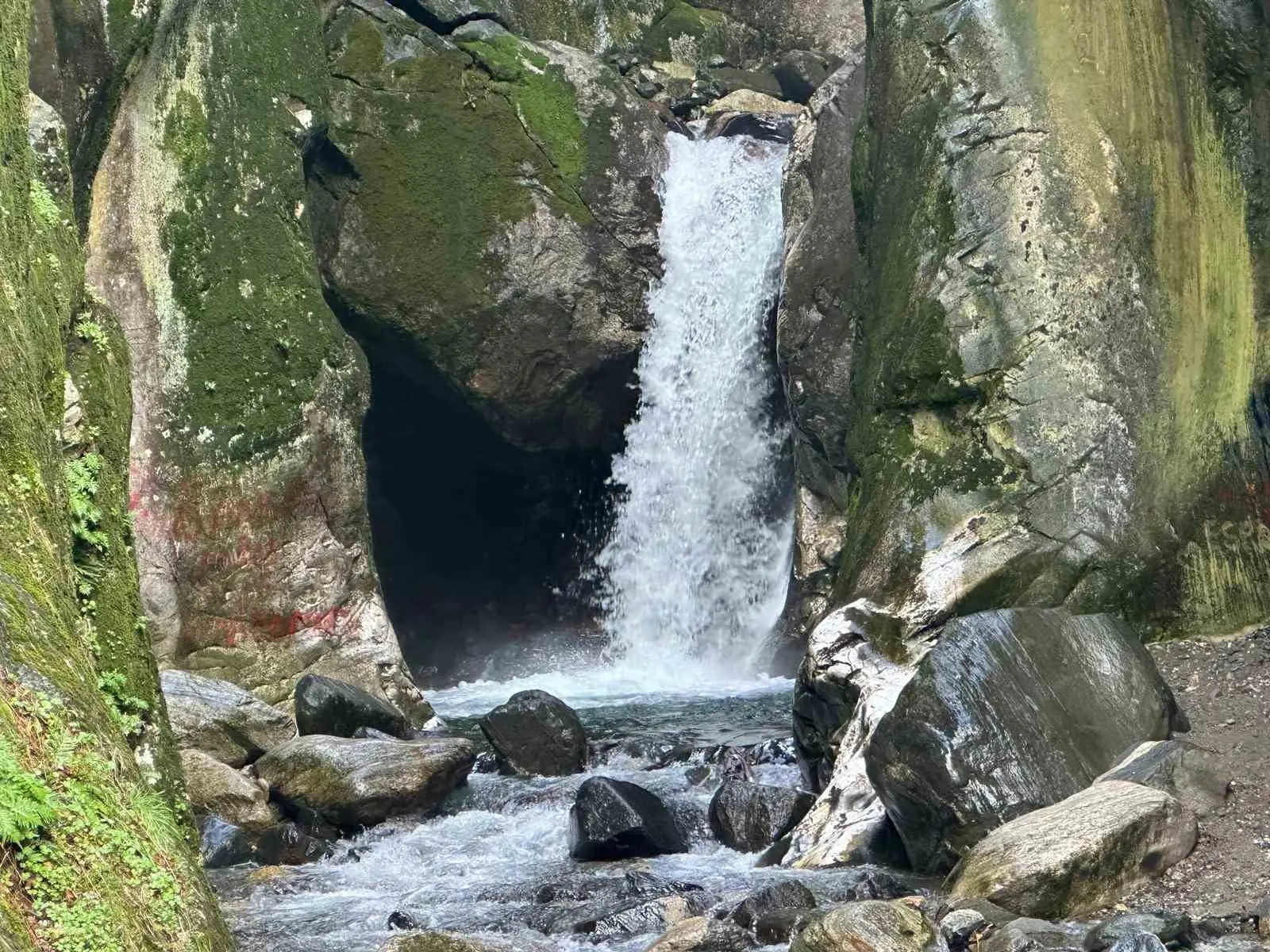 Bursa’nın kayalıklar arasına gizlenmiş doğa harikası Saitabat Şelalesi, bu yıl