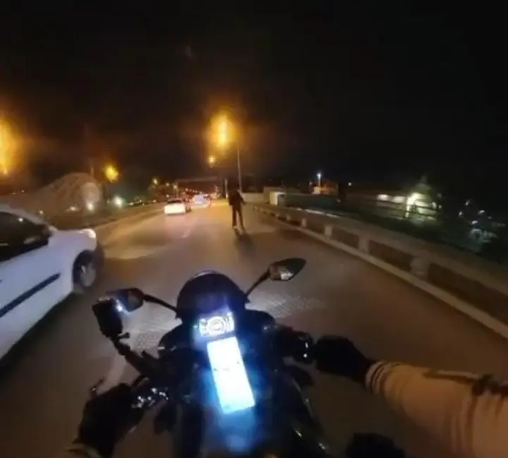 Bursa’da aniden yola çıkan bir kadın, seyir halindeki motosiklet sürücüsüne