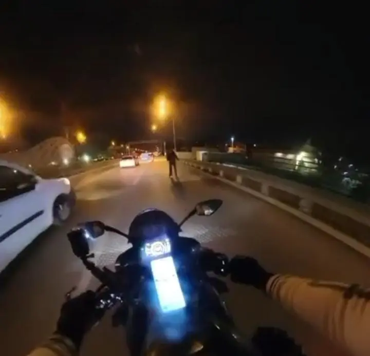 Bursa’da aniden yola çıkan bir kadın, seyir halindeki motosiklet sürücüsüne