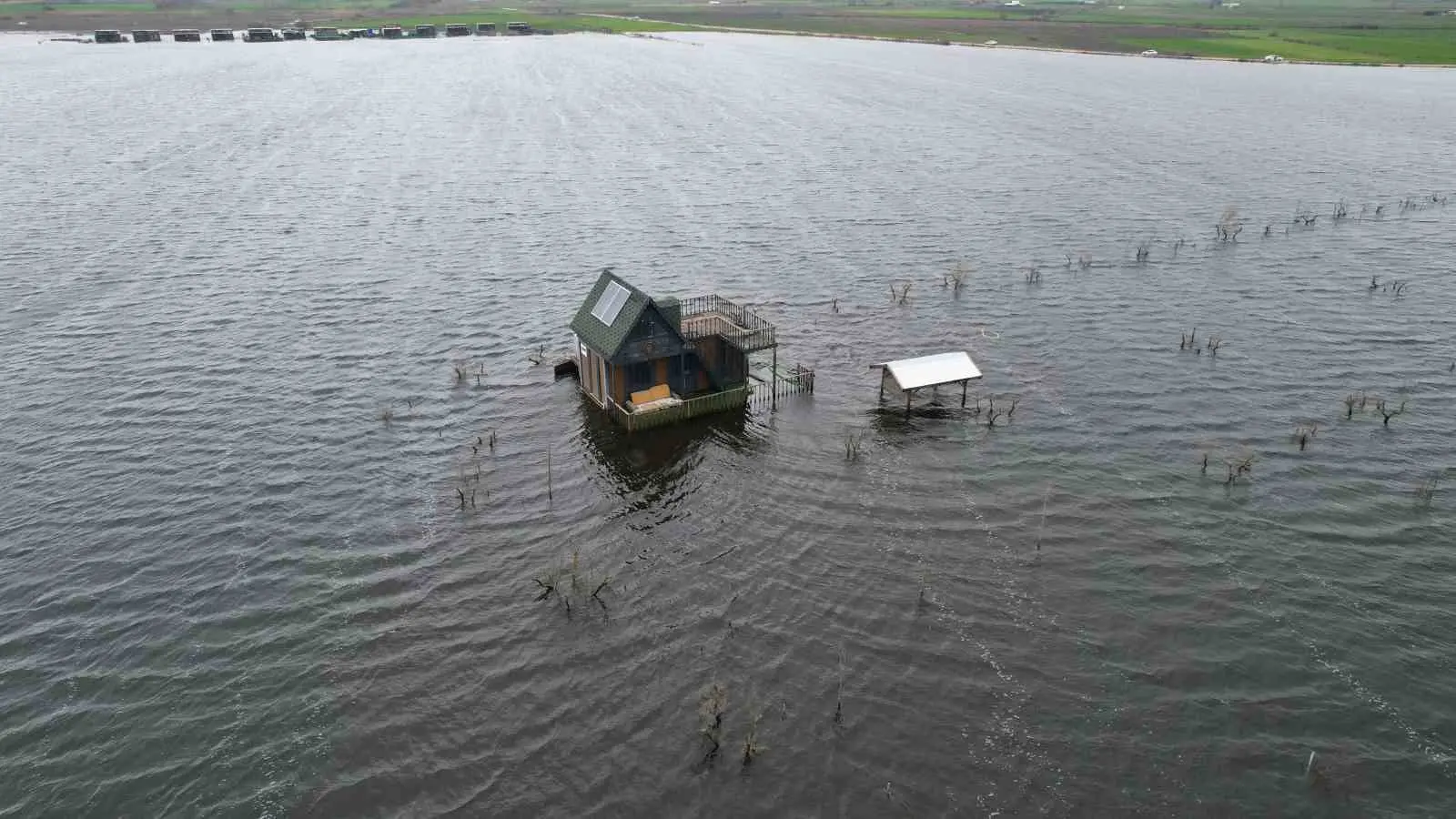 Bursa’da Ulubat Gölü’nün taşmasıyla göle komşu Akçalar Mahallesi’nde onlarca tiny