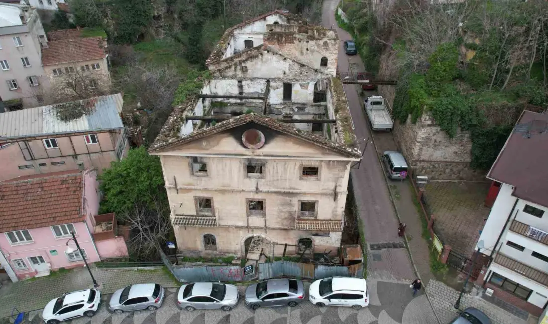 Bursa’da 156 yıllık tarihi bina gece yaşanan yangında hasar gördü.