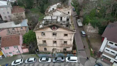 Bursa’da 156 yıllık tarihi bina gece yaşanan yangında hasar gördü.